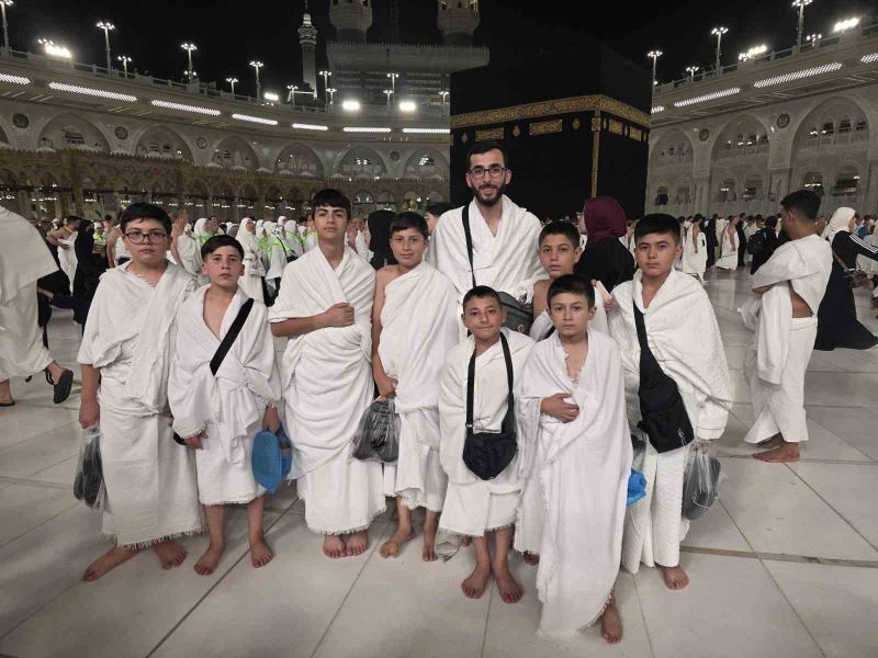 MERSİN’DE ‘HAFIZLAR UMREDE’ PROJESİ KAPSAMINDA HAFIZLIĞINI KISA SÜREDE TAMAMLAYAN BAŞARILI ÖĞRENCİLERİN DE ARALARINDA BULUNDUĞU 20 HAFIZ ÖĞRENCİ, UMRE İBADETİ İÇİN KUTSAL TOPRAKLARA UĞURLANDI.
