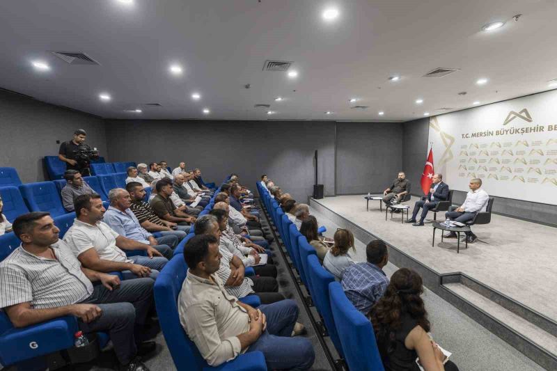 MERSİN’DE MUHTARLARLA BİR ARAYA GELEN MERSİN BÜYÜKŞEHİR BELEDİYE BAŞKANI VAHAP SEÇER, İLÇEYE YÖNELİK YATIRIMLAR VE TARIMSAL DESTEKLER HAKKINDA DEĞERLENDİRMELERDE BULUNDU.