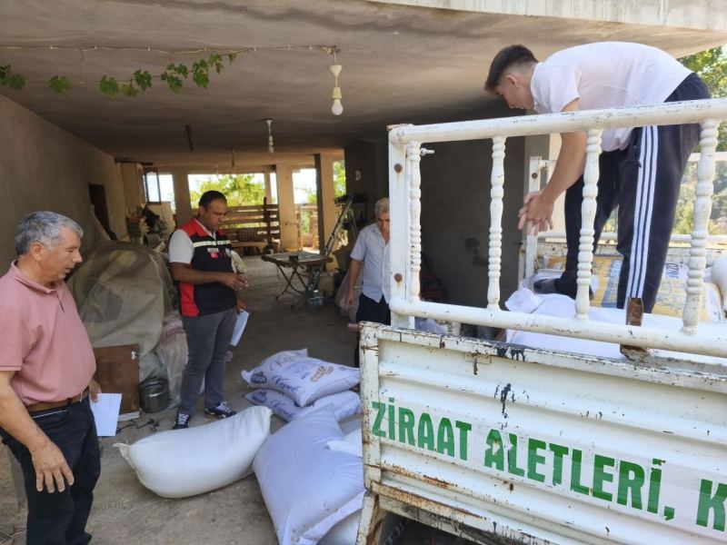 ADANA’NIN KOZAN İLÇESİNDE ORMAN YANGININDAN ETKİLENEN MAHALLELERDE ÇALIŞMALARINI SÜRDÜREN İLÇE TARIM VE ORMAN MÜDÜRLÜĞÜ EKİPLERİ, HAYVANCILIKLA GEÇİMİNİ SAĞLAYAN VATANDAŞLARA 24 TON HAYVAN YEMİ DESTEĞİNDE BULUNDU.