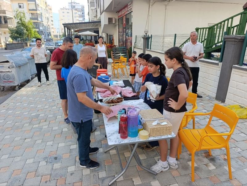 Adana’da çocuklar orman yangınından etkilenen vatandaşlar için tezgah açtı
