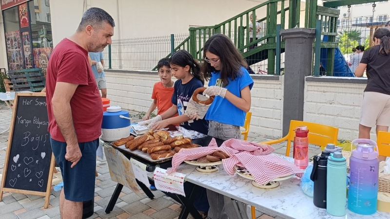 ADANA’NIN KOZAN İLÇESİNDE 8 EYLÜL’DE BAŞLAYIP 11 EYLÜL’DE KONTROL ALTINA ALINAN ORMAN YANGININDA EVLERİ VE AHIRLARI ZARAR GÖREN VATANDAŞLAR İÇİN ÇOCUKLAR MAHALLERİN DE ÖRNEK BİR DAYANIŞMA SERGİLEDİ.