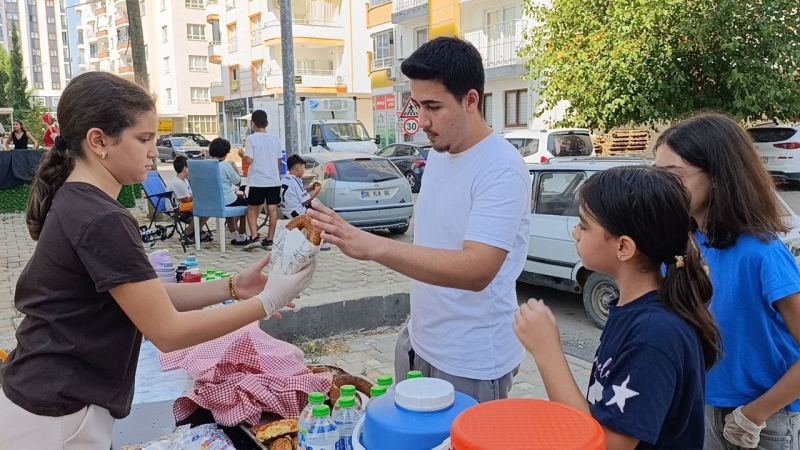 ADANA’NIN KOZAN İLÇESİNDE 8 EYLÜL’DE BAŞLAYIP 11 EYLÜL’DE KONTROL ALTINA ALINAN ORMAN YANGININDA EVLERİ VE AHIRLARI ZARAR GÖREN VATANDAŞLAR İÇİN ÇOCUKLAR MAHALLERİN DE ÖRNEK BİR DAYANIŞMA SERGİLEDİ.