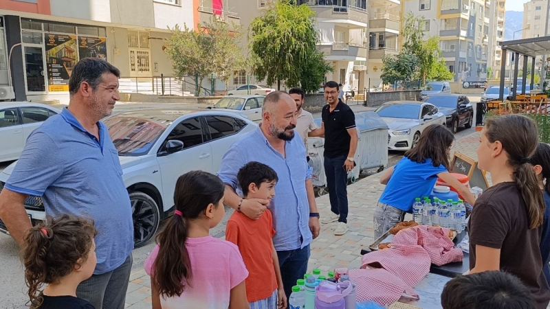 ADANA’NIN KOZAN İLÇESİNDE 8 EYLÜL’DE BAŞLAYIP 11 EYLÜL’DE KONTROL ALTINA ALINAN ORMAN YANGININDA EVLERİ VE AHIRLARI ZARAR GÖREN VATANDAŞLAR İÇİN ÇOCUKLAR MAHALLERİN DE ÖRNEK BİR DAYANIŞMA SERGİLEDİ.