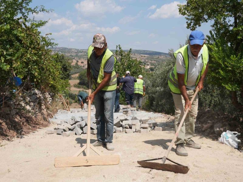 TARSUS BELEDİYESİ, KIRSAL MAHALLELERDE ULAŞIM KOŞULLARININ İYİLEŞTİRİLMESİ AMACIYLA YÜRÜTTÜĞÜ YOL ÇALIŞMALARINI SÜRDÜRÜYOR. KAKLIKTAŞI VE TEKELİÖREN MAHALLELERİNDE GERÇEKLEŞTİRİLEN ÇALIŞMALAR KAPSAMINDA TOPLAM 6 BİN 200 METREKARELİK ALAN PARKE TAŞIYLA YENİLENDİ.