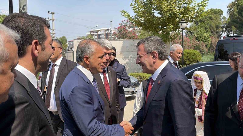 CUMHURBAŞKANI YARDIMCISI CEVDET YILMAZ, ÇEŞİTLİ TEMASLARDA BULUNMAK ÜZERE OSMANİYE’YE GELDİ.
