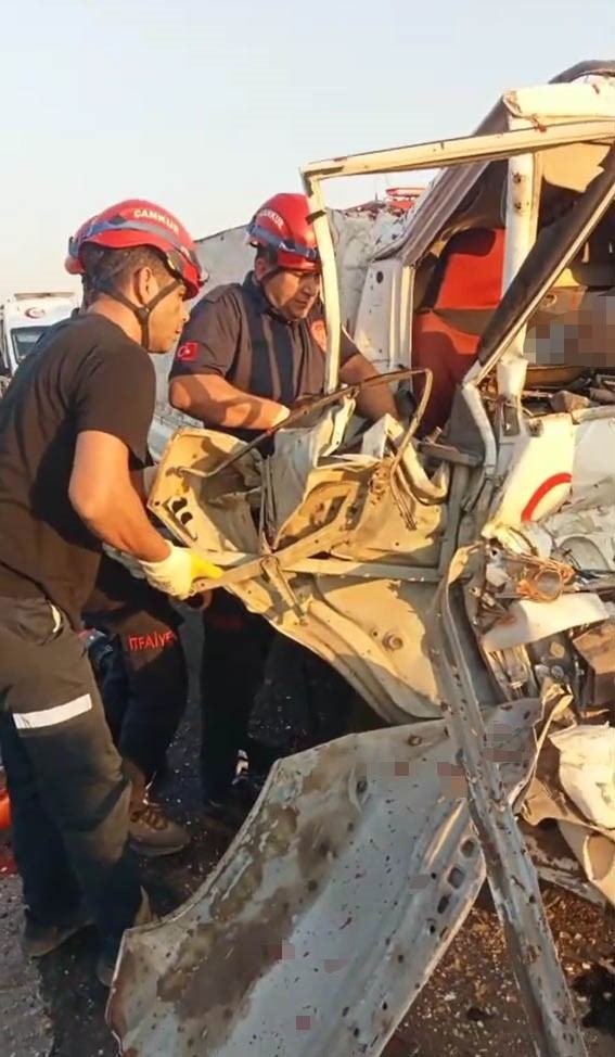 ADANA’DA KAMYONETİN TIRA ARKADAN ÇARPTIĞI KAZADA YABANCI UYRUKLU 2 KİŞİ HAYATINI KAYBETTİ.