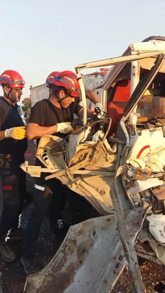 ADANA’DA KAMYONETİN TIRA ARKADAN ÇARPTIĞI KAZADA YABANCI UYRUKLU 2 KİŞİ HAYATINI KAYBETTİ.