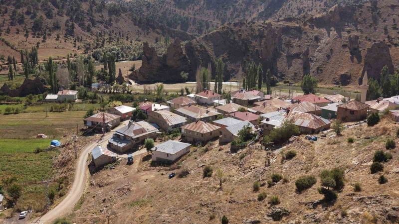 Tufanbeyli’de kayalıkların arasında tarih ve doğa izleri