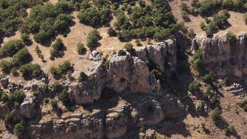 ADANA’NIN TUFANBEYLİ İLÇESİNE BAĞLI ÇUKURKIŞLA MAHALLESİ’NDE SARP KAYALIKLAR, AKARSU VADİSİ VE MAĞARA OLUŞUMLARI DİKKAT ÇEKİYOR.