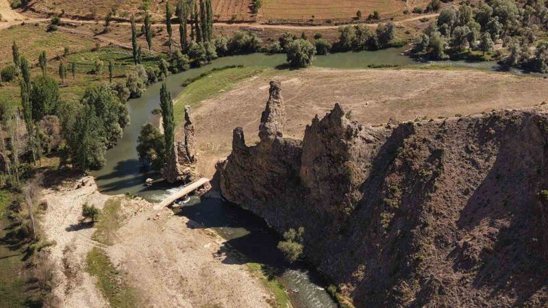 ADANA’NIN TUFANBEYLİ İLÇESİNE BAĞLI ÇUKURKIŞLA MAHALLESİ’NDE SARP KAYALIKLAR, AKARSU VADİSİ VE MAĞARA OLUŞUMLARI DİKKAT ÇEKİYOR.