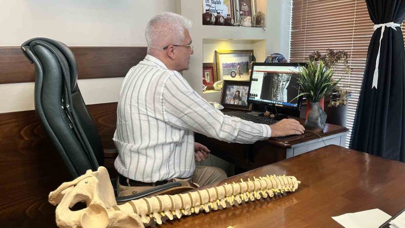 BEYİN, SİNİR VE OMURİLİK CERRAHİSİ UZMANI PROF. DR. ORHAN ŞEN, NÜFUSUN HIZLA YAŞLANDIĞINI BELİRTEREK, YAŞLI HASTALARIN AMELİYAT EDİLMESİNDEN KORKULMAMASI GEREKTİĞİNİ VE CERRAHİ MÜDAHALENİN GEREKLİ OLDUĞU DURUMLARDA HASTALARIN AMELİYAT EDİLMESİNİN ÖNEM TAŞIDIĞINI SÖYLEDİ.