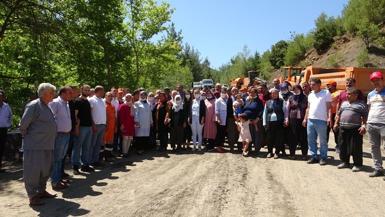 Köylüler, yol sevincini kurban keserek kutladı