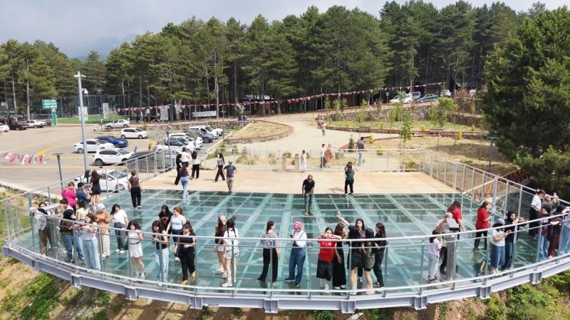OSMANİYE'NİN ÖNEMLİ TURİZM MERKEZLERİNDEN ZORKUN YAYLASI'NDA BULUNAN CAM SEYİR TERASI, ÇAM ORMANLARIYLA ÇEVRİLİ EŞSİZ MANZARASIYLA ZİYARETÇİLERİNE UNUTULMAZ BİR SEYİR KEYFİ SUNUYOR.