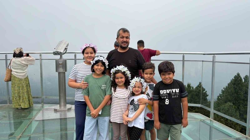 OSMANİYE'NİN ÖNEMLİ TURİZM MERKEZLERİNDEN ZORKUN YAYLASI'NDA BULUNAN CAM SEYİR TERASI, ÇAM ORMANLARIYLA ÇEVRİLİ EŞSİZ MANZARASIYLA ZİYARETÇİLERİNE UNUTULMAZ BİR SEYİR KEYFİ SUNUYOR.