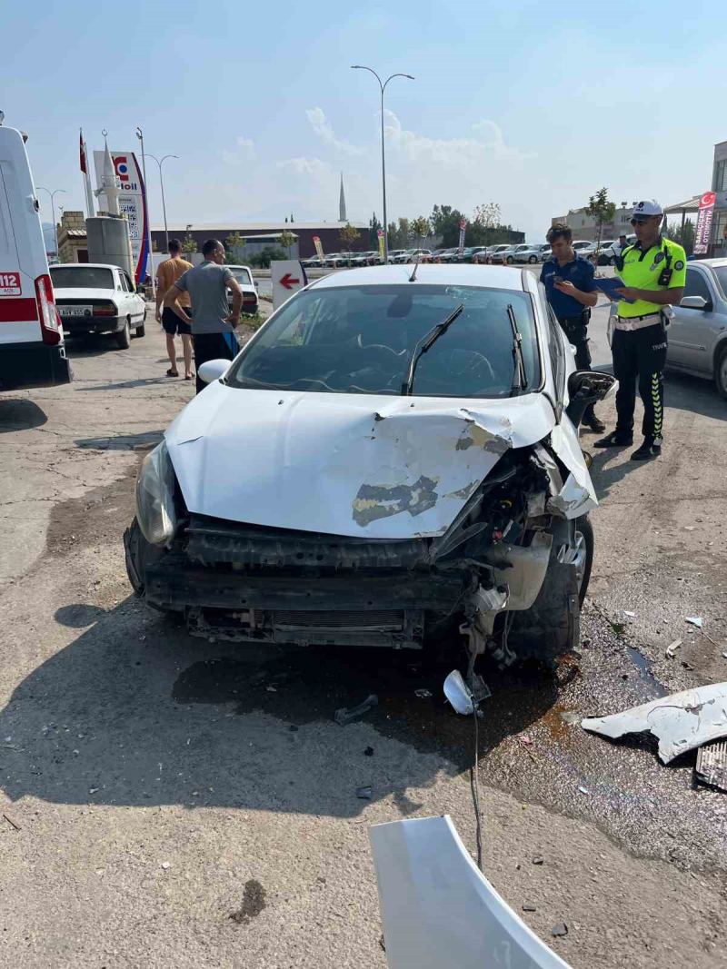 OSMANİYE’NİN DÜZİÇİ İLÇESİNDE KIRMIZI IŞIKTA BEKLEYEN OTOMOBİLE ARKADAN BAŞKA BİR OTOMOBİLİN ÇARPMASI SONUCU MEYDANA GELEN TRAFİK KAZASINDA 3 KİŞİ HAFİF YARALANDI.