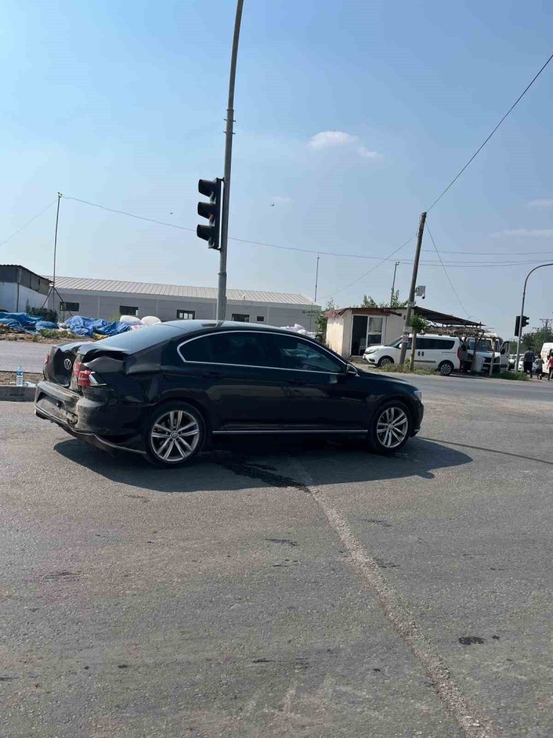 OSMANİYE’NİN DÜZİÇİ İLÇESİNDE KIRMIZI IŞIKTA BEKLEYEN OTOMOBİLE ARKADAN BAŞKA BİR OTOMOBİLİN ÇARPMASI SONUCU MEYDANA GELEN TRAFİK KAZASINDA 3 KİŞİ HAFİF YARALANDI.
