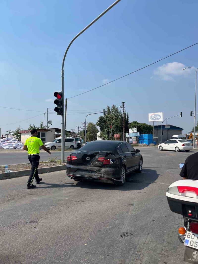OSMANİYE’NİN DÜZİÇİ İLÇESİNDE KIRMIZI IŞIKTA BEKLEYEN OTOMOBİLE ARKADAN BAŞKA BİR OTOMOBİLİN ÇARPMASI SONUCU MEYDANA GELEN TRAFİK KAZASINDA 3 KİŞİ HAFİF YARALANDI.