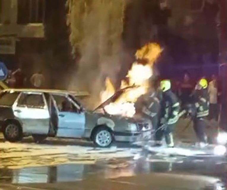 MERSİN’DE İÇERİSİNDE 4 YABANCI UYRUKLU ŞAHSIN BULUNDUĞU OTOMOBİL, SEYİR HALİNDEYKEN MOTOR KISMINDAN ALEV ALDI. ARAÇTAKİLER YANGINI FARK EDEREK OTOMOBİLİ DURDURUP DIŞARI ÇIKARKEN, İTFAİYE EKİPLERİNİN MÜDAHALESİYLE YANGIN SÖNDÜRÜLDÜ.