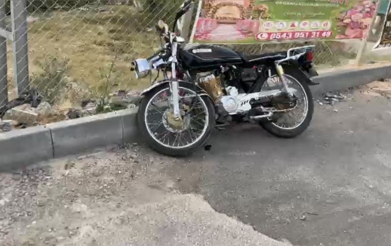 OSMANİYE’NİN BAHÇE İLÇESİNDE MOTOSİKLET İLE OTOMOBİLİN ÇARPIŞMASI SONUCU MEYDANA GELEN TRAFİK KAZASINDA MOTOSİKLET SÜRÜCÜSÜ YARALANDI.