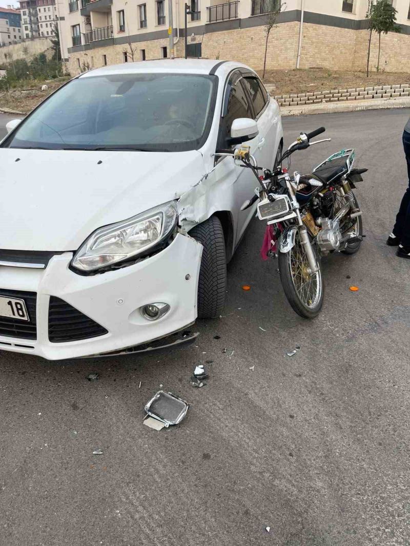 OSMANİYE’NİN BAHÇE İLÇESİNDE MOTOSİKLET İLE OTOMOBİLİN ÇARPIŞMASI SONUCU MEYDANA GELEN TRAFİK KAZASINDA MOTOSİKLET SÜRÜCÜSÜ YARALANDI.