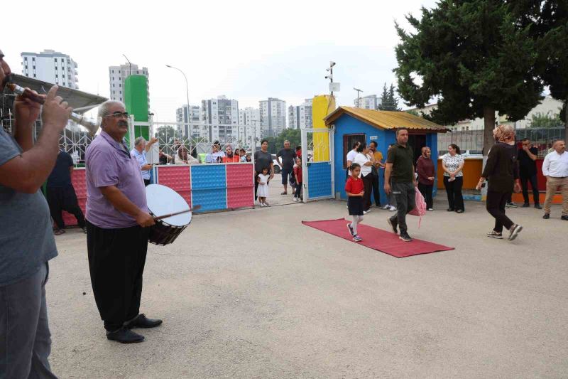 KOZAN HALİT DAĞLI İLKOKULUNDA İSE OKULA BAŞLAYAN MİNİK ÖĞRENCİLER İÇİN RENKLİ BİR KARŞILAMA PROGRAMI DÜZENLENDİ.