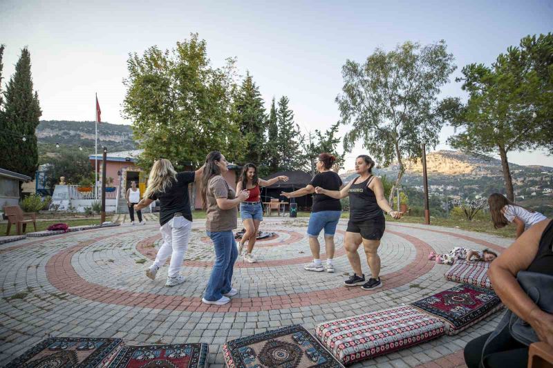 MERSİN’DE DÜZENLENEN ‘ANNE VE ÇOCUK KAMPI’NDA ANNE VE ÇOCUKLAR DOĞAYLA İÇ İÇE VAKİT GEÇİRİRKEN, YÖRESEL ÜRÜNLERİNİ SATIŞA SUNAN ÜRETİCİ KADINLARA DA DESTEK SAĞLANDI.
