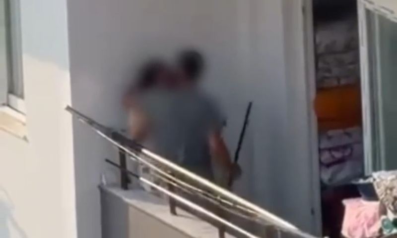 ADANA'DA ERKEK ŞAHSIN BİR KADINI BALKONDA SOPA İLE DARP ETMESİ SANİYE SANİYE CEP TELEFONU İLE GÖRÜNTÜLENDİ.