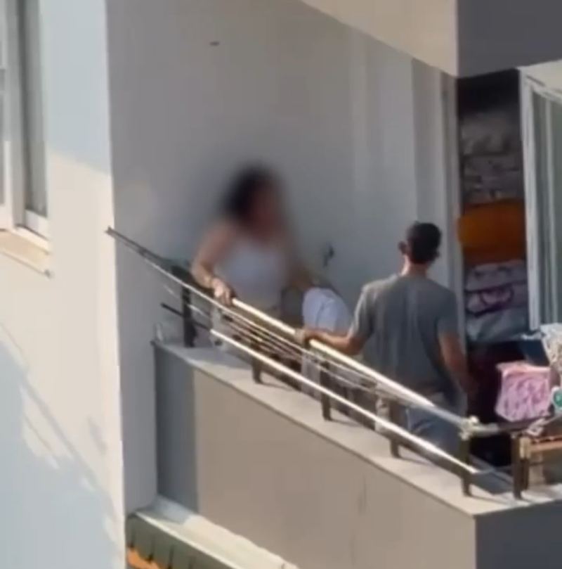 ADANA'DA ERKEK ŞAHSIN BİR KADINI BALKONDA SOPA İLE DARP ETMESİ SANİYE SANİYE CEP TELEFONU İLE GÖRÜNTÜLENDİ.