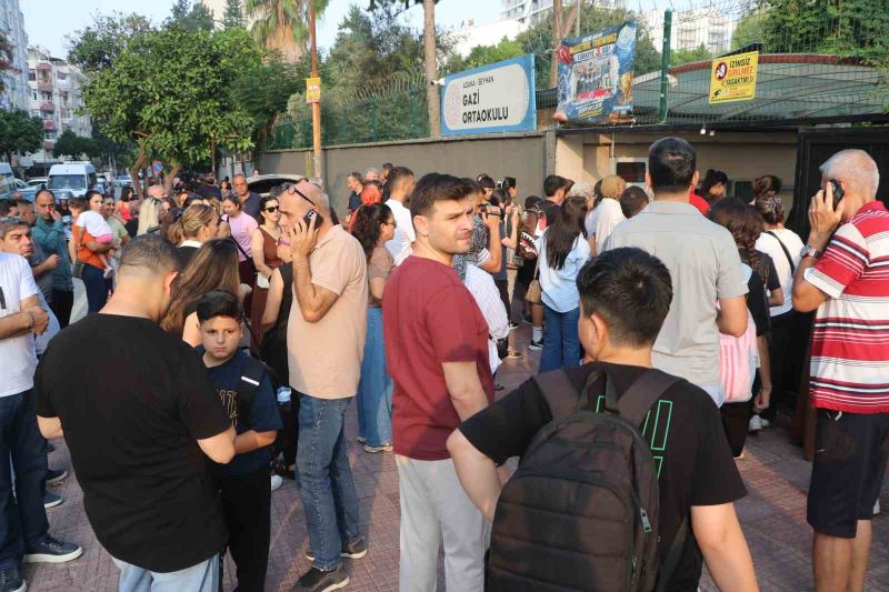 ADANA’DA GAZİ ORTAOKULU’NDA ÖĞRENCİLER, OKULLARINA GÜVENLİK AMACIYLA UYGULANAN TURNİKE SİSTEMİYLE GİRİŞ YAPIYOR.
