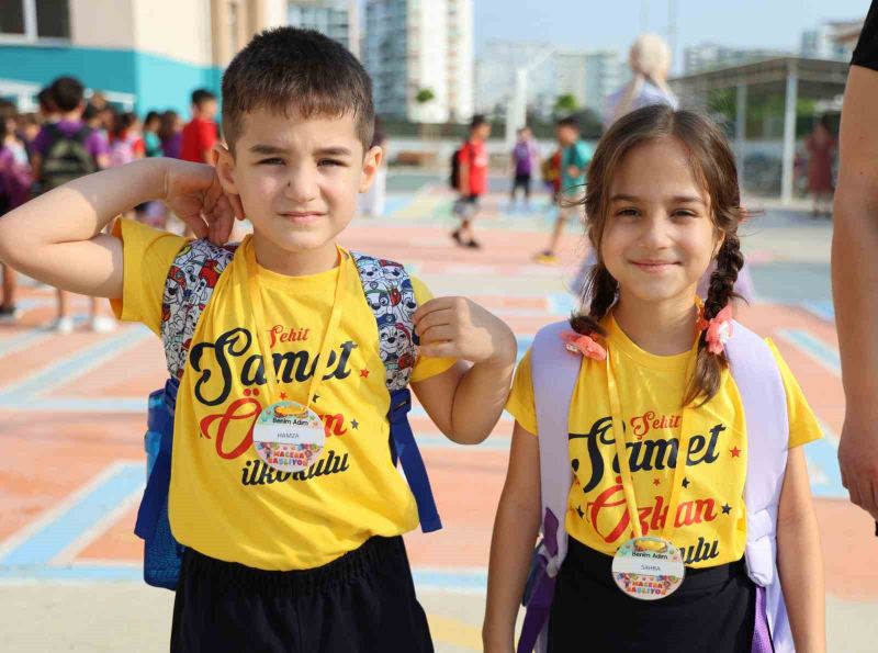ADANA’DA SABAHAT SARIGÜL’ÜN 7 YILLIK EVLAT HASRETİNİ SONLANDIRAN 2’Sİ ERKEK 2’Sİ KIZ OLAN DÖRDÜZLERİ BUGÜN OKULA BAŞLADI.