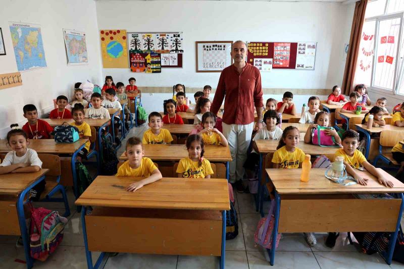 ADANA’DA SABAHAT SARIGÜL’ÜN 7 YILLIK EVLAT HASRETİNİ SONLANDIRAN 2’Sİ ERKEK 2’Sİ KIZ OLAN DÖRDÜZLERİ BUGÜN OKULA BAŞLADI.