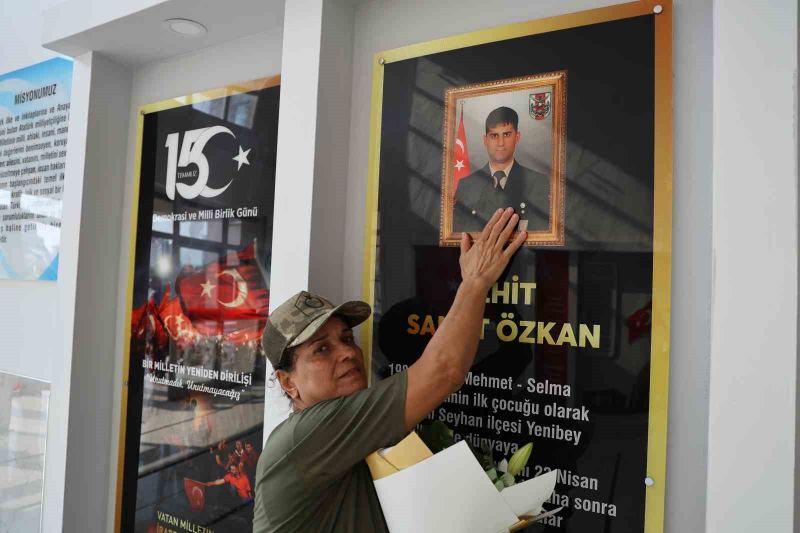 ŞEHİDİN AİLESİNE OKUL YÖNETİMİ TARAFINDAN ÇİÇEK TAKTİM EDİLDİ.