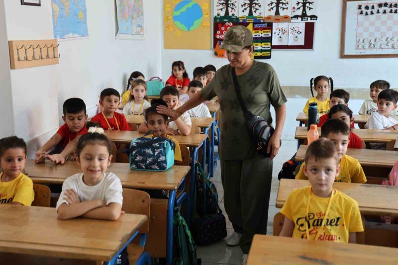 ADANA’DA ARKADAŞININ SİLAHINDAN ÇIKAN KAZA KURŞUNUYLA ŞEHİT OLAN UZMAN ÇAVUŞ SAMET ÖZKAN’IN ANNE VE BABASI, YENİ EĞİTİM-ÖĞRETİM DÖNEMİNDE EVLATLARININ ADININ VERİLDİĞİ OKULDA ÖĞRENCİLERLE BİR ARAYA GELDİ.