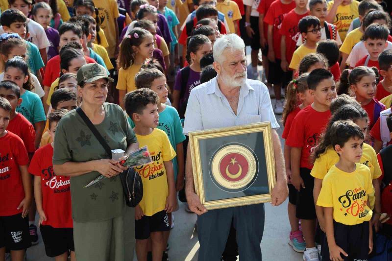 ADANA’DA ARKADAŞININ SİLAHINDAN ÇIKAN KAZA KURŞUNUYLA ŞEHİT OLAN UZMAN ÇAVUŞ SAMET ÖZKAN’IN ANNE VE BABASI, YENİ EĞİTİM-ÖĞRETİM DÖNEMİNDE EVLATLARININ ADININ VERİLDİĞİ OKULDA ÖĞRENCİLERLE BİR ARAYA GELDİ. ŞEHİT ANNESİ EVLADININ ŞAPKASINI TAKIP GELİRKEN, BABASI İSE TÜRK BAYRAĞI’NIN OLDUĞU TABLOYU TAŞIDI.