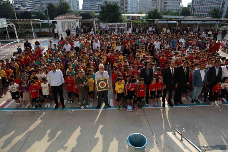 ADANA’DA ARKADAŞININ SİLAHINDAN ÇIKAN KAZA KURŞUNUYLA ŞEHİT OLAN UZMAN ÇAVUŞ SAMET ÖZKAN’IN ANNE VE BABASI, YENİ EĞİTİM-ÖĞRETİM DÖNEMİNDE EVLATLARININ ADININ VERİLDİĞİ OKULDA ÖĞRENCİLERLE BİR ARAYA GELDİ. ŞEHİT ANNESİ EVLADININ ŞAPKASINI TAKIP GELİRKEN, BABASI İSE TÜRK BAYRAĞI’NIN OLDUĞU TABLOYU TAŞIDI.