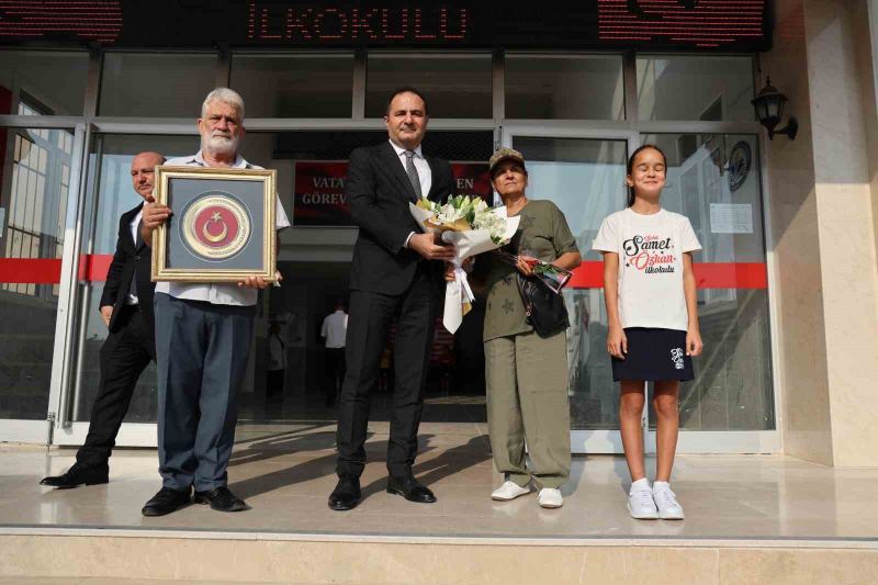 ŞEHİDİN AİLESİNE OKUL YÖNETİMİ TARAFINDAN ÇİÇEK TAKTİM EDİLDİ.