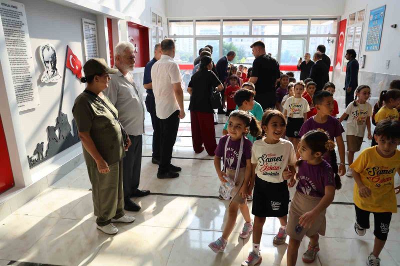 ADANA’DA ARKADAŞININ SİLAHINDAN ÇIKAN KAZA KURŞUNUYLA ŞEHİT OLAN UZMAN ÇAVUŞ SAMET ÖZKAN’IN ANNE VE BABASI, YENİ EĞİTİM-ÖĞRETİM DÖNEMİNDE EVLATLARININ ADININ VERİLDİĞİ OKULDA ÖĞRENCİLERLE BİR ARAYA GELDİ.