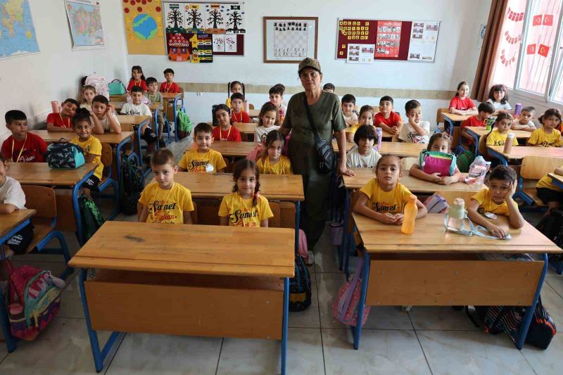 ADANA’DA ARKADAŞININ SİLAHINDAN ÇIKAN KAZA KURŞUNUYLA ŞEHİT OLAN UZMAN ÇAVUŞ SAMET ÖZKAN’IN ANNE VE BABASI, YENİ EĞİTİM-ÖĞRETİM DÖNEMİNDE EVLATLARININ ADININ VERİLDİĞİ OKULDA ÖĞRENCİLERLE BİR ARAYA GELDİ.