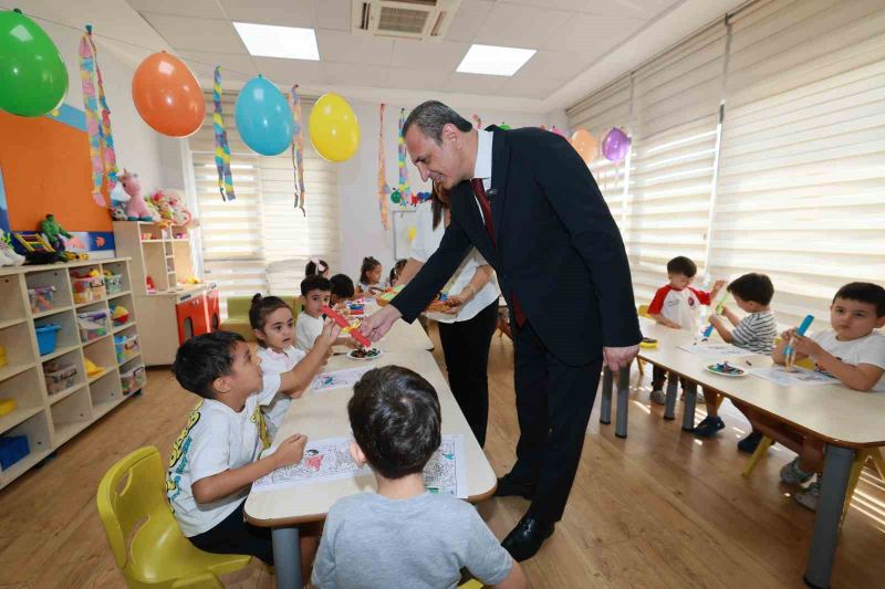 YÜREĞİR BELEDİYE BAŞKAN VEKİLİ TARIK ÖZÜNAL, 2026-2027 EĞİTİM ÖĞRETİM YILININ İLK GÜNÜNDE MİNİK YÜREKLER KREŞİ’Nİ ZİYARET EDEREK ÇOCUKLARLA BİR ARAYA GELDİ.