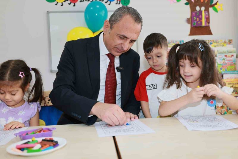 YÜREĞİR BELEDİYE BAŞKAN VEKİLİ TARIK ÖZÜNAL, 2026-2027 EĞİTİM ÖĞRETİM YILININ İLK GÜNÜNDE MİNİK YÜREKLER KREŞİ’Nİ ZİYARET EDEREK ÇOCUKLARLA BİR ARAYA GELDİ.