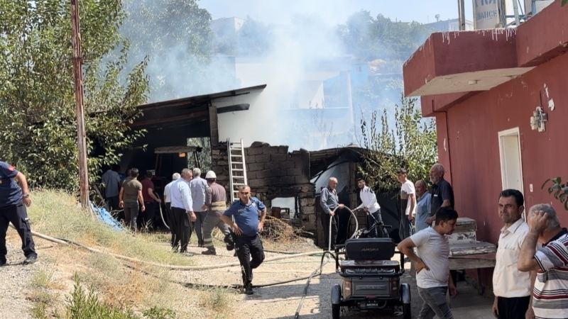 OSMANİYE’DE ÇIKAN YANGINDA AHIR KULLANILAMAZ HALE GELDİ