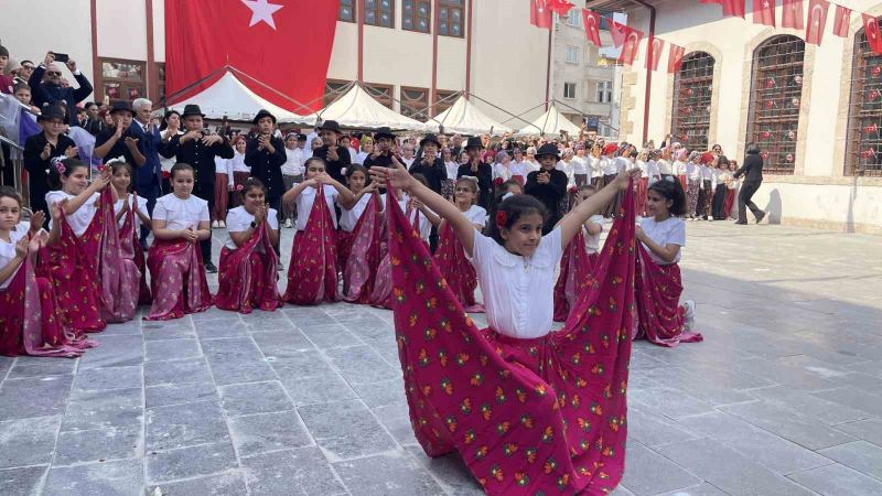 OSMANİYE'DE 115 YILDIR HİZMET VEREN VE 6 ŞUBAT DEPREMLERİNDE AĞIR HASAR GÖREN TARİHİ 7 OCAK İLKOKULU, RESTORASYON ÇALIŞMALARININ TAMAMLANMASININ ARDINDAN 3 YIL SONRA YENİDEN ÖĞRENCİLERİNE KAPILARINI AÇTI.