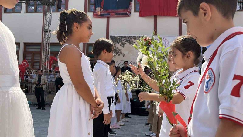 OSMANİYE'DE 115 YILDIR HİZMET VEREN VE 6 ŞUBAT DEPREMLERİNDE AĞIR HASAR GÖREN TARİHİ 7 OCAK İLKOKULU, RESTORASYON ÇALIŞMALARININ TAMAMLANMASININ ARDINDAN 3 YIL SONRA YENİDEN ÖĞRENCİLERİNE KAPILARINI AÇTI.
