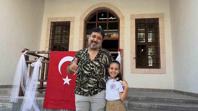 OSMANİYE'DE 115 YILDIR HİZMET VEREN VE 6 ŞUBAT DEPREMLERİNDE AĞIR HASAR GÖREN TARİHİ 7 OCAK İLKOKULU, RESTORASYON ÇALIŞMALARININ TAMAMLANMASININ ARDINDAN 3 YIL SONRA YENİDEN ÖĞRENCİLERİNE KAPILARINI AÇTI.