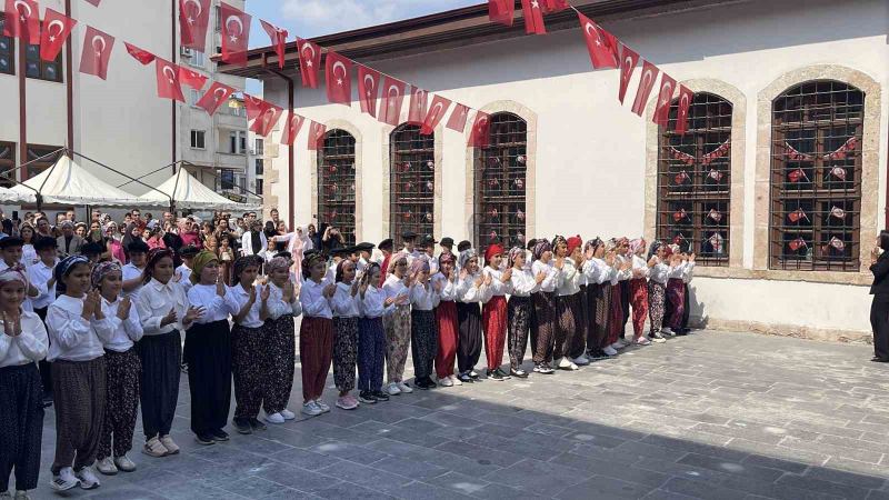 OSMANİYE'DE 115 YILDIR HİZMET VEREN VE 6 ŞUBAT DEPREMLERİNDE AĞIR HASAR GÖREN TARİHİ 7 OCAK İLKOKULU, RESTORASYON ÇALIŞMALARININ TAMAMLANMASININ ARDINDAN 3 YIL SONRA YENİDEN ÖĞRENCİLERİNE KAPILARINI AÇTI.