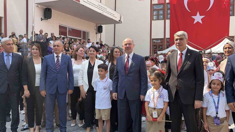 TÖRENİN ARDINDAN VALİ SERDENGEÇTİ, BELEDİYE BAŞKANI İBRAHİM ÇENET, İL MİLLİ EĞİTİM MÜDÜRÜ ALBAK VE BERABERİNDEKİ PROTOKOL ÜYELERİ SINIFLARI ZİYARET EDEREK ÜCRETSİZ DERS KİTAPLARININ DAĞITIMINI GERÇEKLEŞTİRDİ.