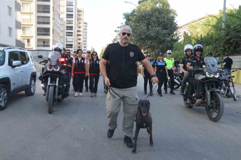 Adana’da okulların ilk gününde polisten güvenlik uygulaması