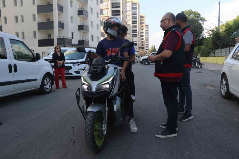 ADANA’DA YENİ EĞİTİM ÖĞRETİM YILININ İLK GÜNÜNDE ÖĞRENCİLERİN GÜVENLİĞİ İÇİN OKUL ÇEVRELERİNDE POLİS EKİPLERİ TARAFINDAN DENETİM GERÇEKLEŞTİRİLDİ.