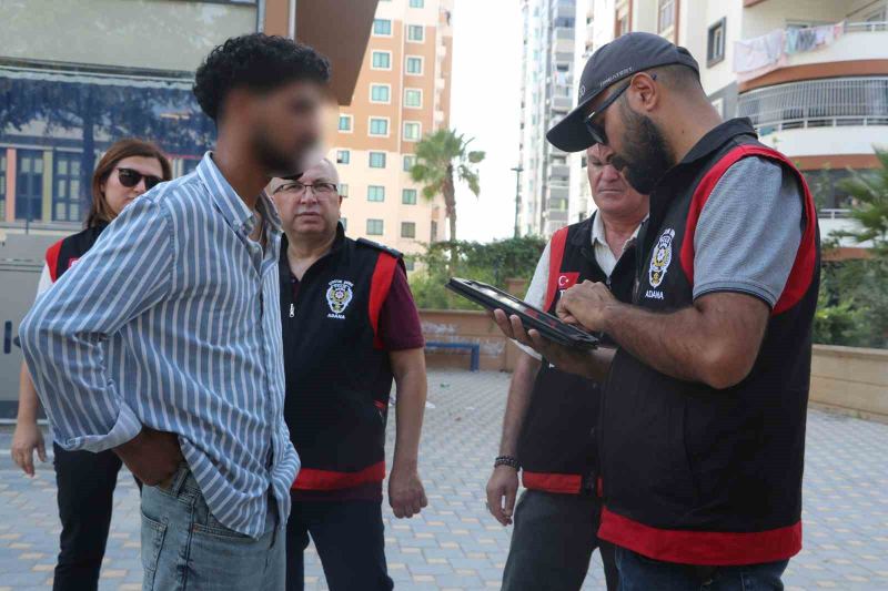ADANA’DA YENİ EĞİTİM ÖĞRETİM YILININ İLK GÜNÜNDE ÖĞRENCİLERİN GÜVENLİĞİ İÇİN OKUL ÇEVRELERİNDE POLİS EKİPLERİ TARAFINDAN DENETİM GERÇEKLEŞTİRİLDİ.