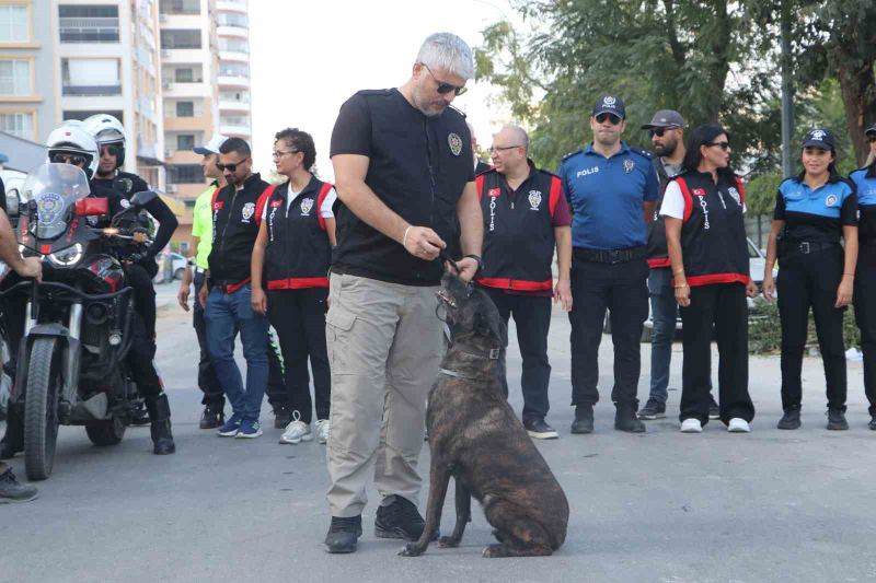 ADANA’DA YENİ EĞİTİM ÖĞRETİM YILININ İLK GÜNÜNDE ÖĞRENCİLERİN GÜVENLİĞİ İÇİN OKUL ÇEVRELERİNDE POLİS EKİPLERİ TARAFINDAN DENETİM GERÇEKLEŞTİRİLDİ.